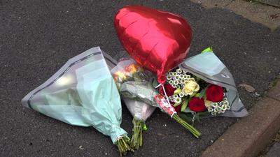 Blumen auf einem Gehweg in der Nähe des Tatorts. Im Südosten Londons sind zwei 16-Jährige erstochen worden.