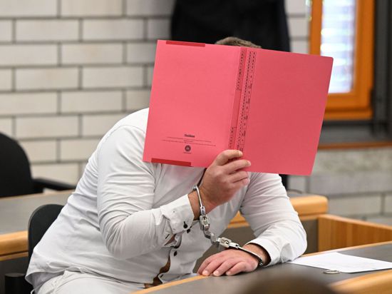 Der Angeklagte im September 2022 im Landgericht Baden-Baden. Jetzt ist der Mann zu lebenslanger Haft verurteilt worden.
