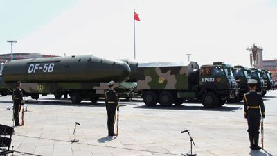 Chinesische Atomraketen Raketen des Typs Dongfeng-5B werden während einer Militärparade in Peking präsentiert (Archivbild).