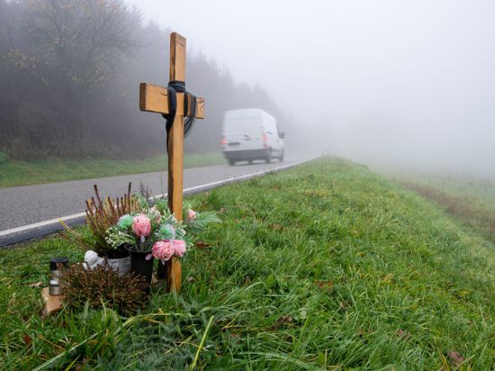 Ein Holzkreuz zum Gedenken wurde am Tatort an der K22 bei Kusel aufgestellt, wo Ende Januar 2022 zwei Polizisten im Dienst getötet wurden.