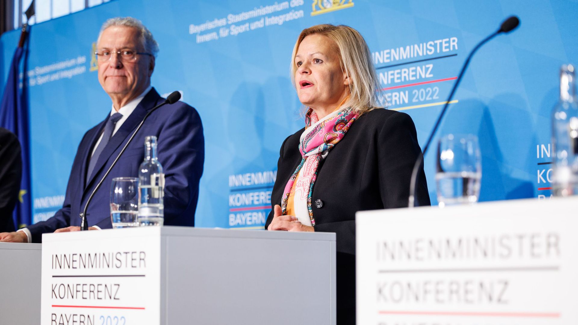 Bundesinnenministerin Nancy Faeser und Bayerns Innenminister Joachim Herrmann äußern sich in München gegenüber der Presse.