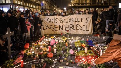 Menschen trauern nach den islamistischen Terror-Anschlägen in Brüssel.