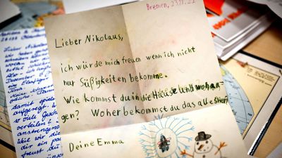 Ein Brief an den Nikolaus liegt in der Weihnachtspostfiliale in Nikolausdorf. Die Helferinnen und Helferinnen in den drei Weihnachtspostämtern in Niedersachsen haben bereits zahlreiche Briefe bekommen.