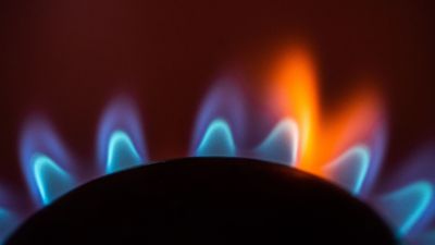 Die Flamme eines Gasherdes brennt in einer Küche – und soll möglichst auch im kommenden Jahr noch brennen können.