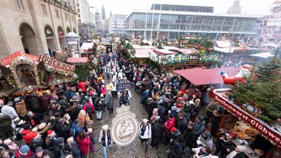 Teilnehmer des Festumzugs zum Dresdner Stollenfest gehen über den Striezelmarkt.
