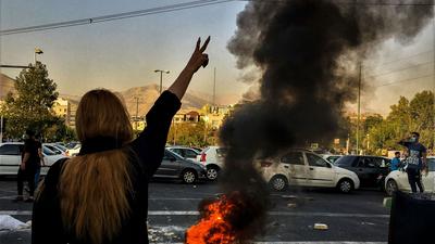 Eine Frau steht während einer Demonstration nach dem Tod der 22-jährigen Mahsa Amini Ende September in der iranischen Hauptstadt und zeigt das Victory-Zeichen.