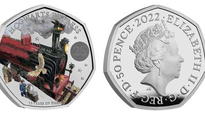 Diese britische 50-Pence-Farbmünze aus der Harry-Potter-Kollektion zeigt den Hogwarts-Express – und auf der Vorderseite das Porträt der britischen Königin Elizabeth II.