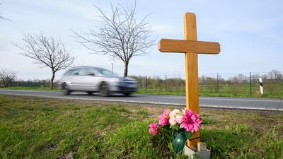 Ein Kreuz zum Gedenken an ein Opfer eines Verkehrsunfalls steht an einer Landstraße im Landkreis Hildesheim.