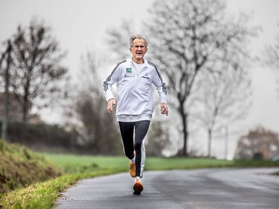 Mit 85 Jahren nimmt der Dortmunder Langstreckenläufer Klemens Wittig noch immer regelmäßig an Wettkämpfen teil.