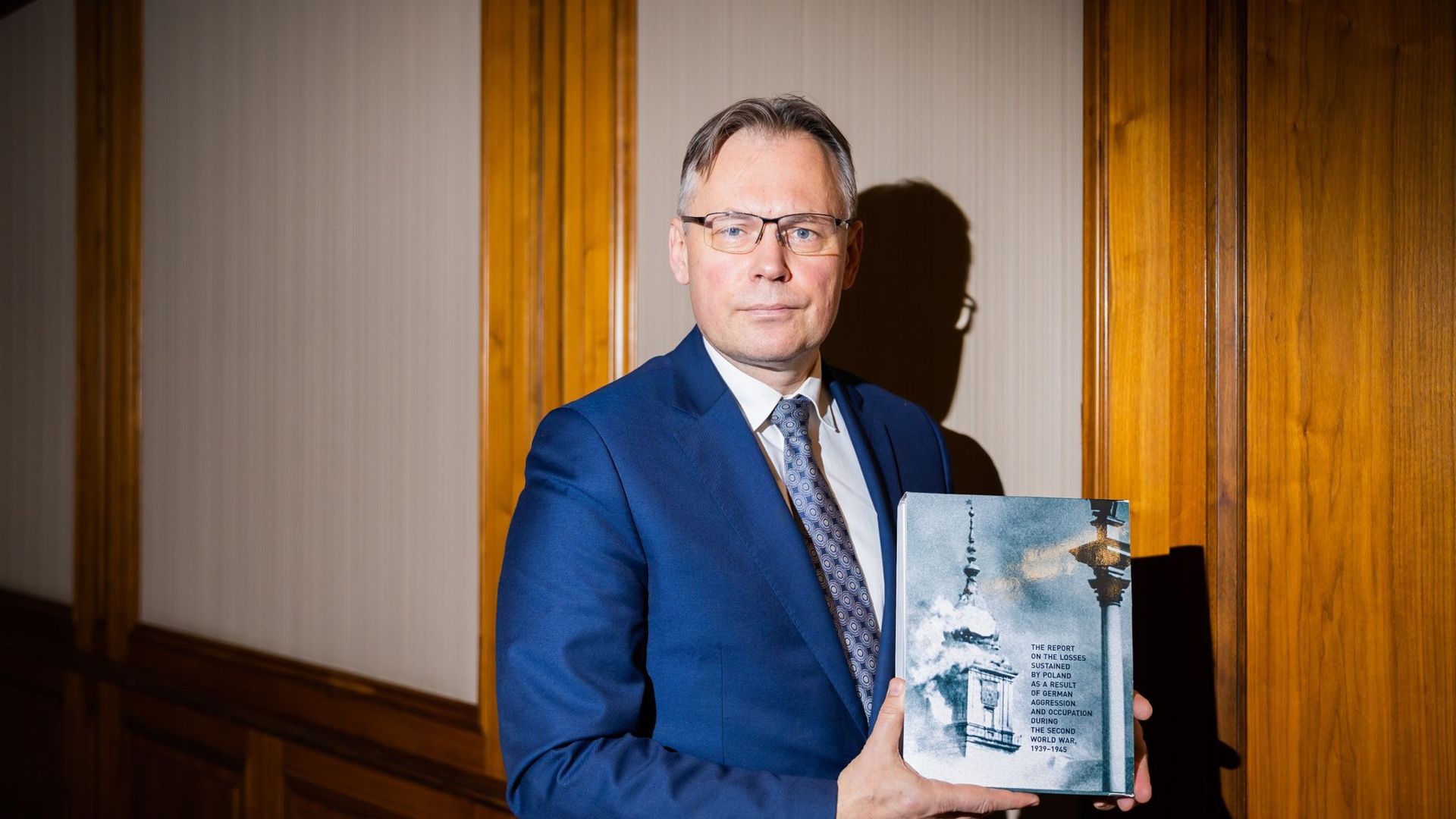 Arkadiusz Mularczyk, Vize-Außenminister von Polen, präsentiert beim dpa-Interview den Bericht über Reparationsforderungen Polens an Deutschland.