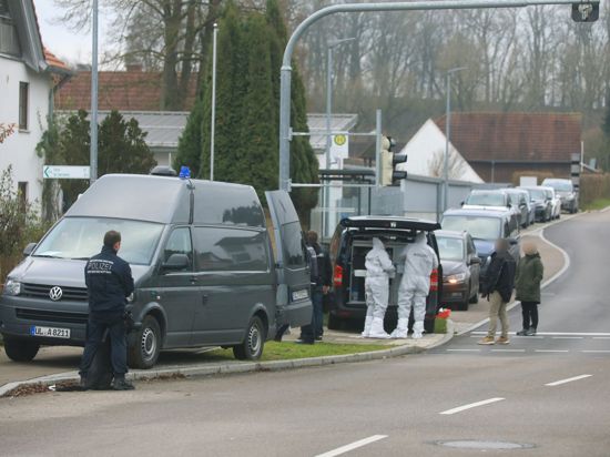 Einsatzkräfte begutachten den Tatort in Illerkirchberg (Alb-Donau-Kreis).