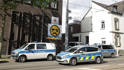 Polizeifahrzeuge vor dem Don-Bosco-Gymnasium. Hier wollte der  16-jährige deutschen Schüler ein „Massaker“ anrichten (Archivbild).