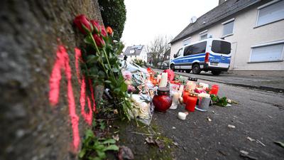 Kerzen und Blumen am Tatort, an dem zwei Mädchen von einem Mann mit einem Messer angegriffen wurden. Eines der Mädchen starb.