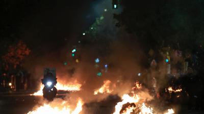 Die Demonstranten haben in Thesssaloniki eine Hauptstraße blockiert und Mülltonnen in Brand gesetzt.