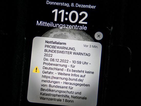 Eine Probewarnung, die über Cell Broadcasting versandt wurde, als Push-Nachricht auf einem Smartphone.