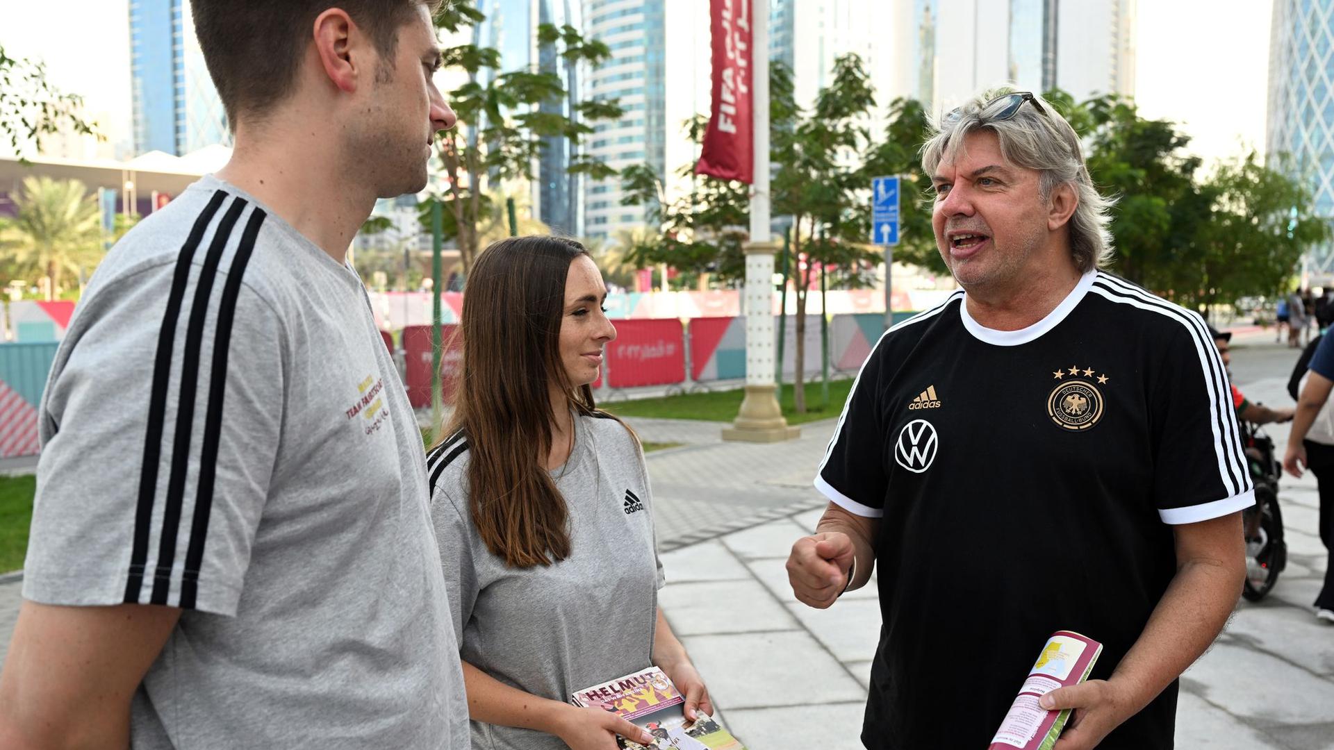 Ronny Zimmermann (r), Vizepräsident des Deutschen Fußball-Bundes  unterhält sich mit Fanbetreuern der DFB-Fanbotschaft in Doha.