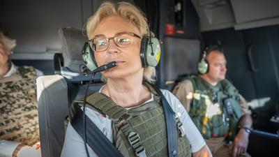Verteidigungsministerin Christine Lambrecht mit Schutzweste im Cockpit eines A400M Transportflugzeugs der Bundeswehr auf dem Flug von Gao nach Niamey in Niger.