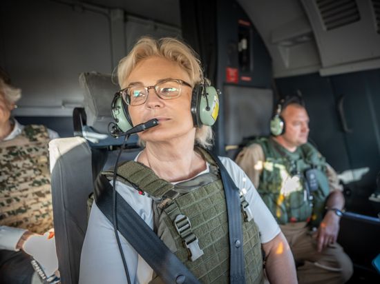 Verteidigungsministerin Christine Lambrecht mit Schutzweste im Cockpit eines A400M Transportflugzeugs der Bundeswehr auf dem Flug von Gao nach Niamey in Niger.