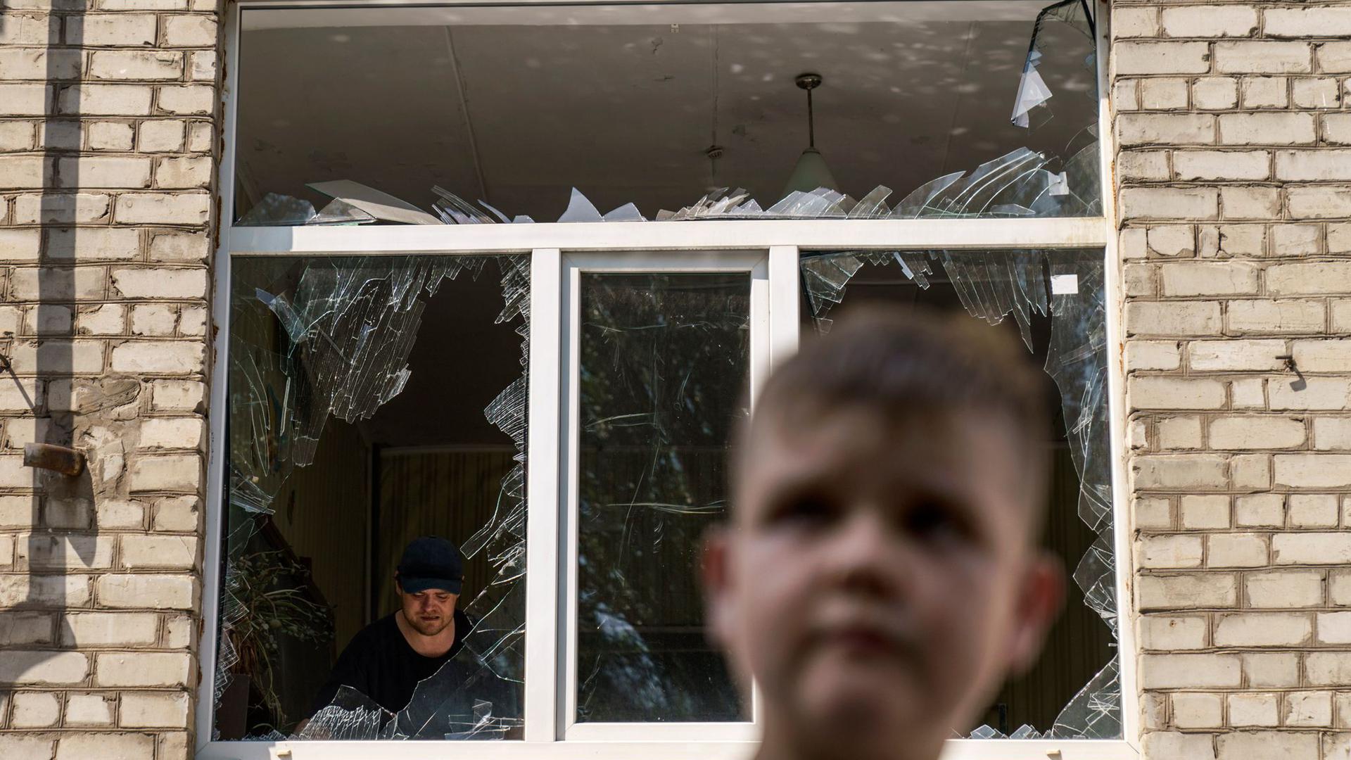 Ein zerbrochenes Fenster nach einem russischen Raketenangriff in Kramatorsk.