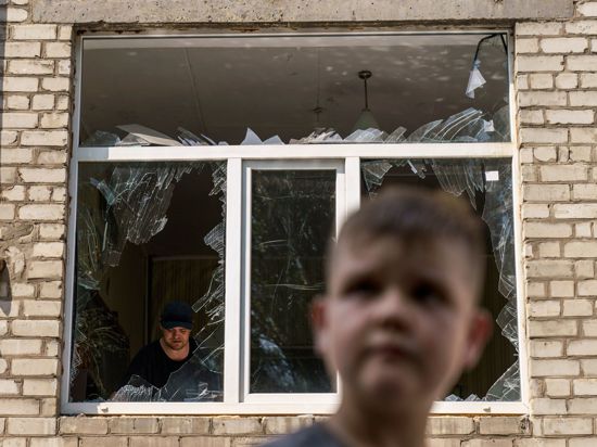 Ein zerbrochenes Fenster nach einem russischen Raketenangriff in Kramatorsk.