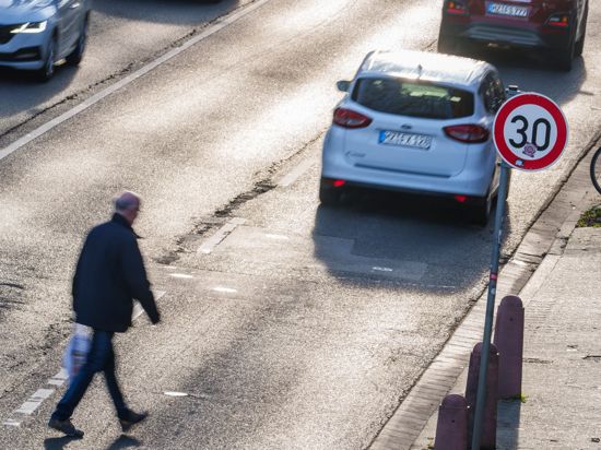 In Mainz gibt es bereits seit Mitte 2020 eine großflächige Tempo-30-Zone. Wenn es nach Umweltschützern geht, sollte in Städten durchgängig Tempo 30 gelten – für mehr Sicherheit, weniger Lärm, weniger Schadstoffe.