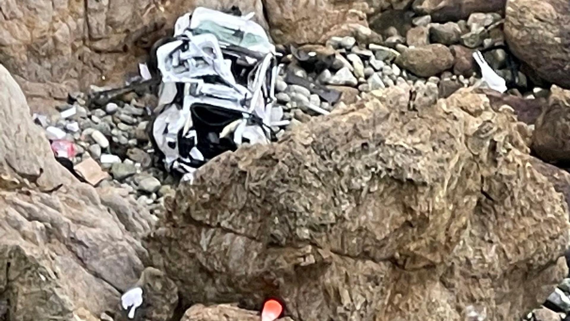 Das völlig zerstörte Auto, das am Pacific Coast Highway von einer Klippe etwa 75 Meter in die Tiefe stürzte.
