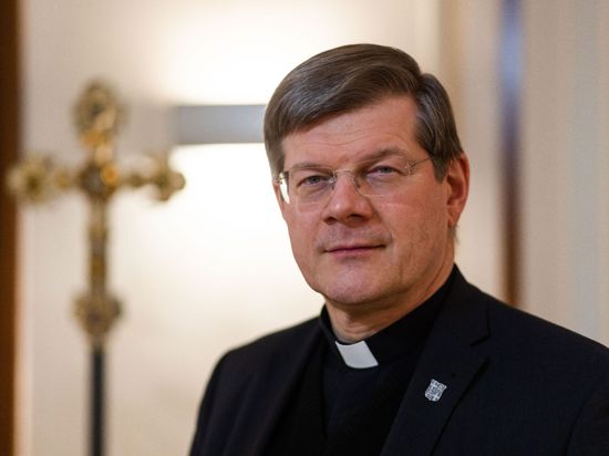 Der Freiburger Erzbischof Stephan Burger sagt, die Aufarbeitung der Missbrauchsverbrechen aus der Vergangenheit sei ein „absolut zentrales Anliegen“.