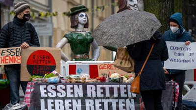 Klimaaktivisten der Letzten Generation verteilen in Potsdam weggeworfene Lebensmittel, die sie aus Containern gerettet haben.