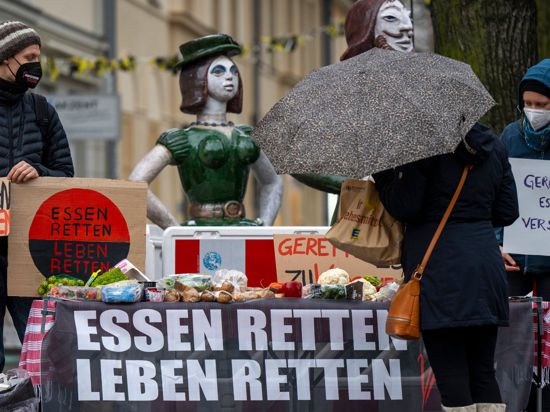 Klimaaktivisten der Letzten Generation verteilen in Potsdam weggeworfene Lebensmittel, die sie aus Containern gerettet haben.