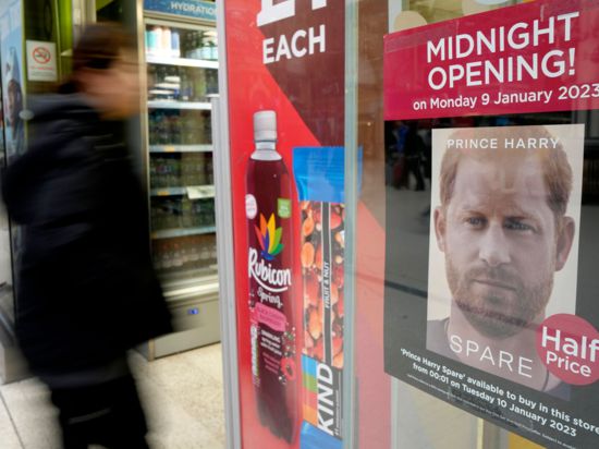 Ein Laden in London wirbt für den um Mitternacht startenden Verkauf von Prinz Harrys Memoiren mit dem Titel „Spare“, zu Deutsch: „Reserve“