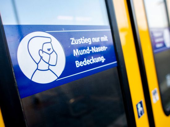 Ein Schild mit der Aufschrift „Zustieg nur mit Mund-Nasen-Bedeckung.“ klebt an der Zugtür einer Regio-S-Bahn der NordWestBahn im Hauptbahnhof.