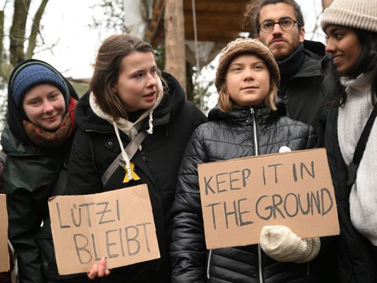 Die Klimaaktivistinnen Luisa Neubauer (2.v.l) und Greta Thunberg (3.v.r) protestieren in Lützerath.