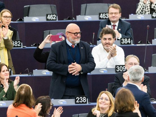 Marc Angel nimmt nach seiner Wahl zum Vizepräsidenten des Europäischen Parlaments Applaus entgegen.