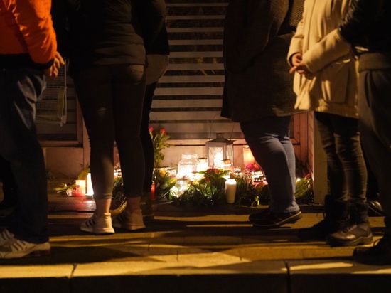 Menschen gedenken der Opfer der Messerattacke im Bahnhof von Brokstedt.