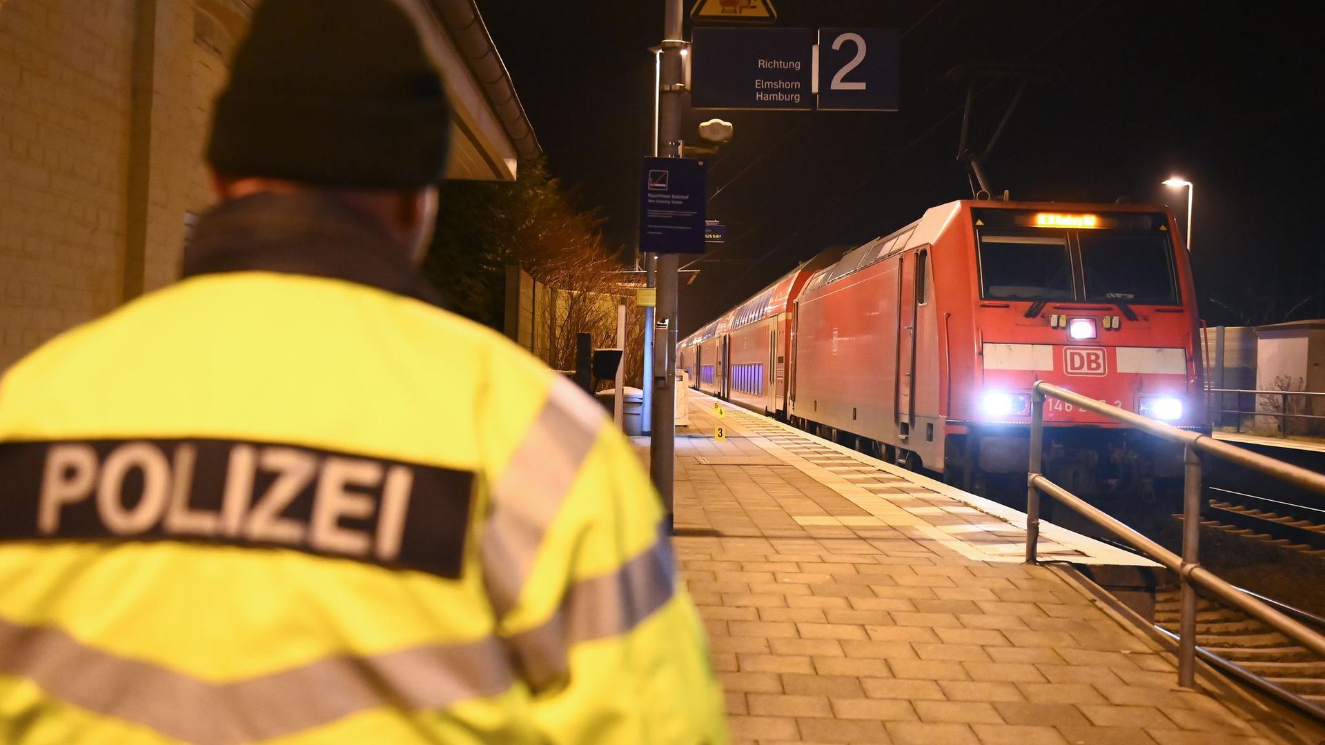 Ein Polizist steht nach der Messerattacke auf dem Bahnhof von Brokstedt.
