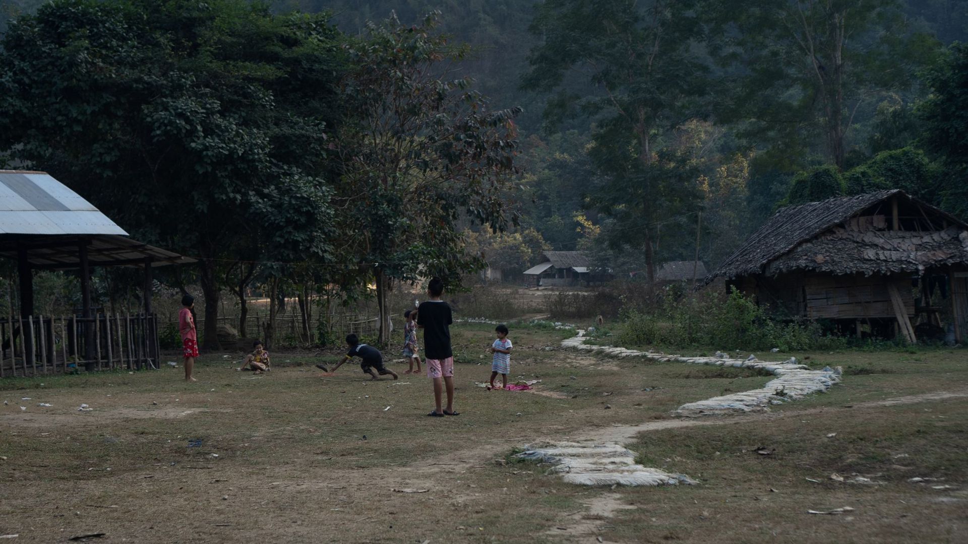 Vertriebene Kinder spielen in dem Camp im Dschungel des Bundesstaates Karen an der Grenze zu Thailand.
