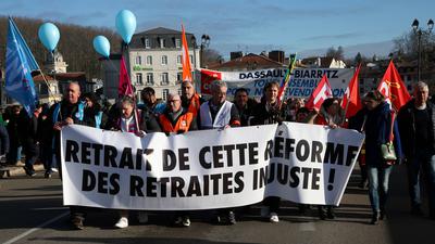 „Rücknahme der ungerechten Rentenreform“: Demonstranten mit einem Transparent in Bayonne.