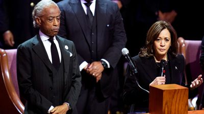 Bürgerrechtler Al Sharpton (l) und US-Vizepräsidentin Kamala Harris nehmen an der Trauerfeier für Tyre Nichols teil.