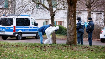 Beamte der Spurensicherung sind im Rahmen der Ermittlungen in Michelbach im Einsatz.