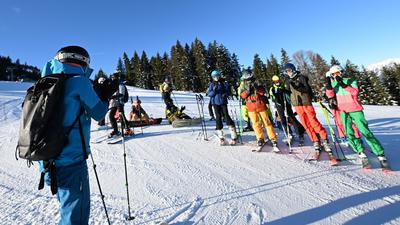 Schüler einer Realschule beim Skifahren in den bayerischen Alpen.