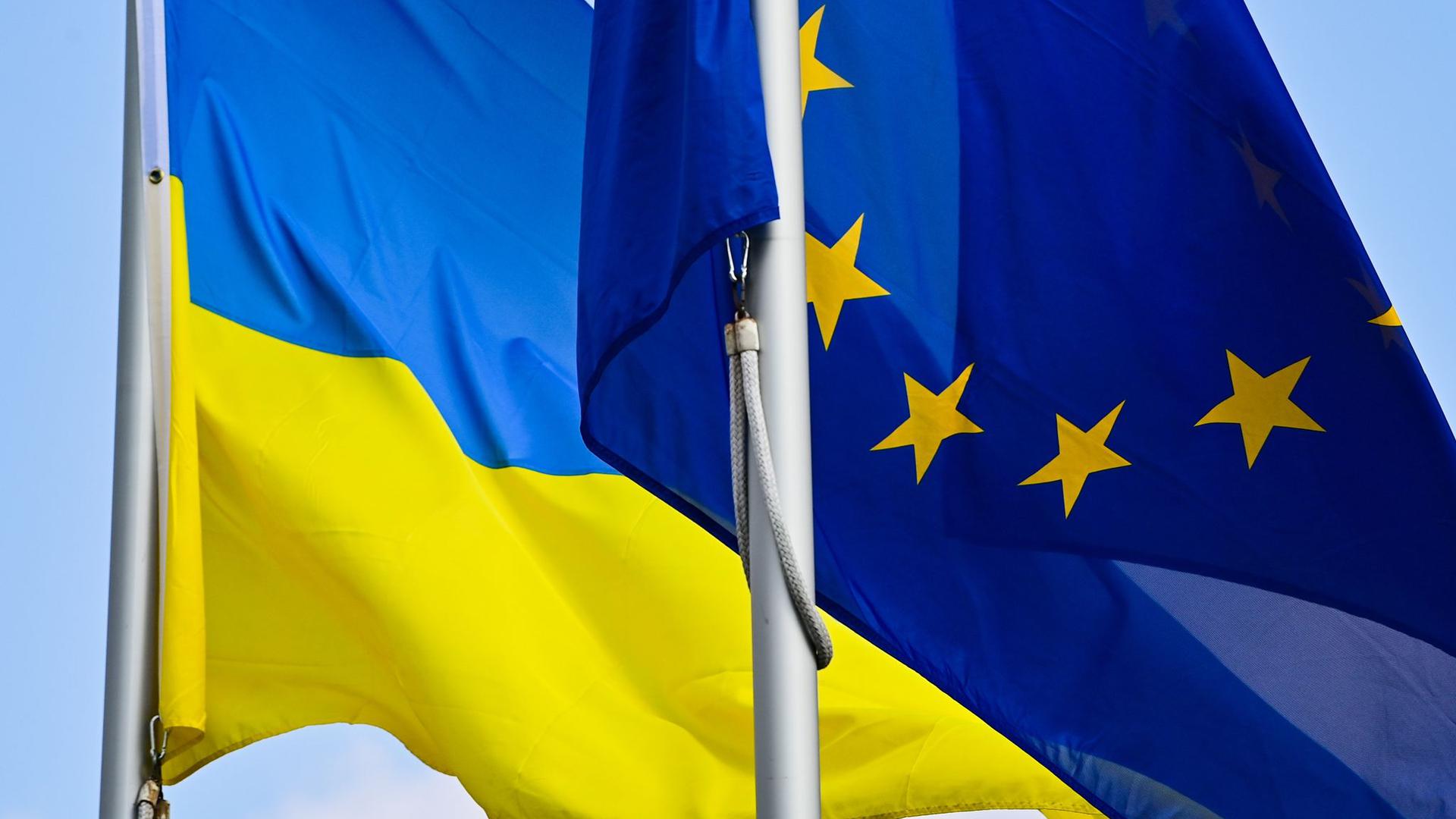 Die Fahnen der Ukraine und der EU.