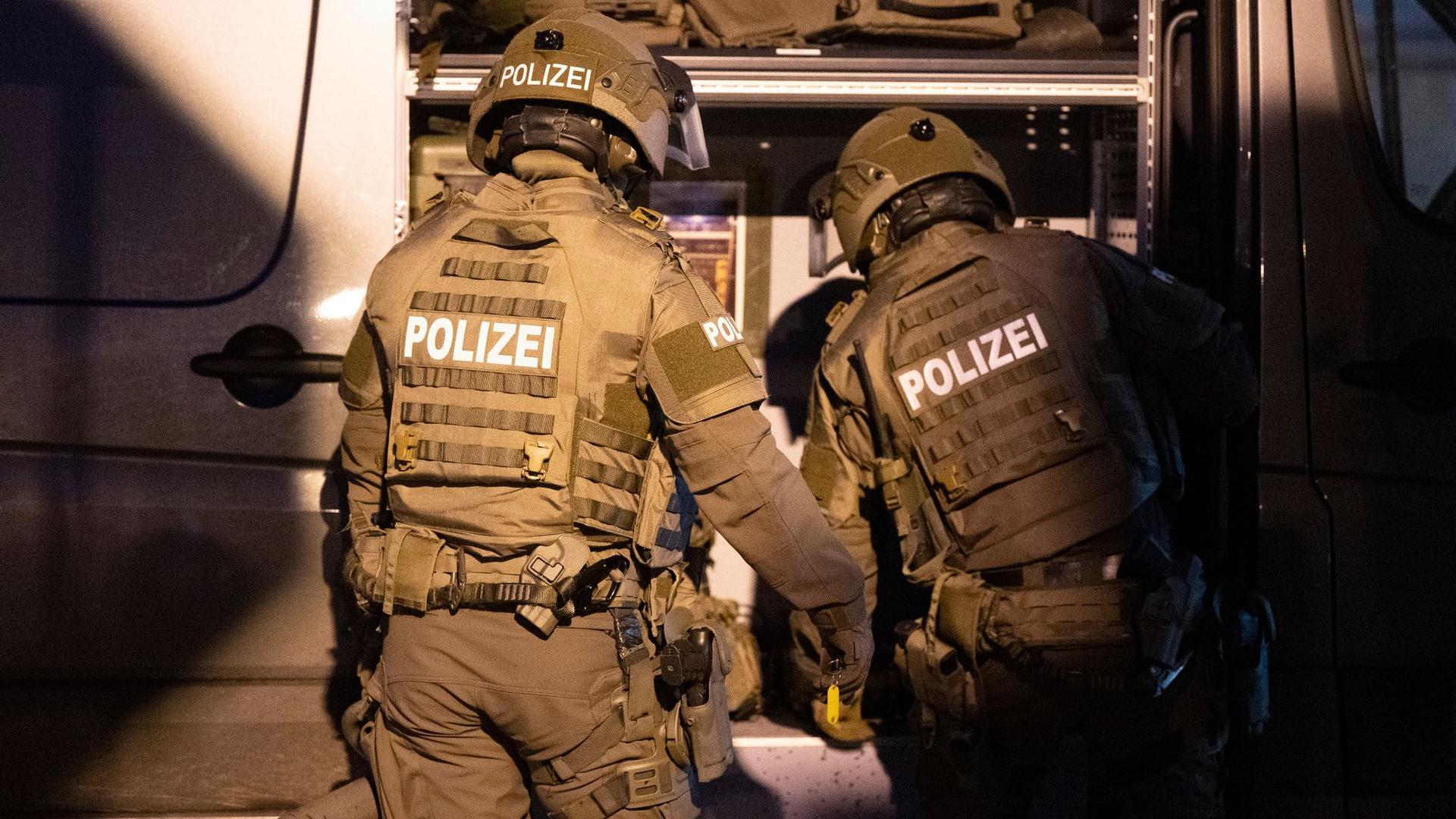 Beamte eines Spezialeinsatzkommandos (SEK) der Polizei agieren in einem Wohngebiet im hessischen Viernheim.