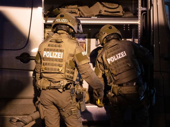 Beamte eines Spezialeinsatzkommandos (SEK) der Polizei agieren in einem Wohngebiet im hessischen Viernheim.