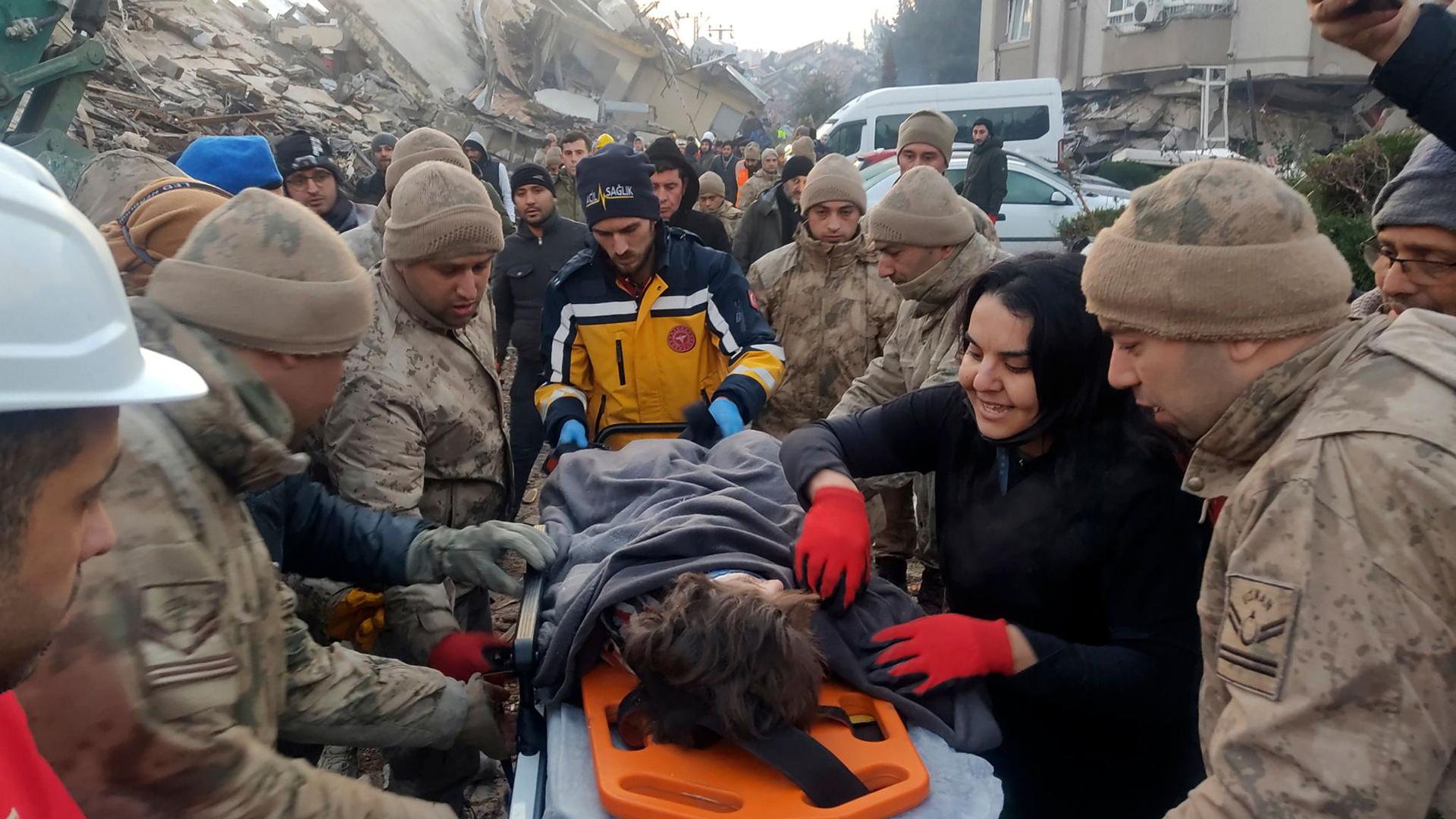 Türkische Soldaten retten ein zehnjähriges Mädchen aus den Trümmern eines Hauses in Hatay.