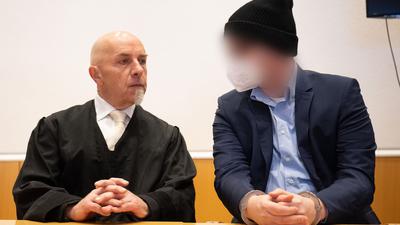 Der Angeklagte (r) vor Prozessbeginn im Landgericht Fulda neben seinem Verteidiger.