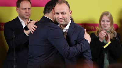 FDP-Spitzenkandidat Sebastian Czaja wird trotz der schwachen Zahlen in Berlin von Generalsekretär Bijan Djir-Sarai umarmt.