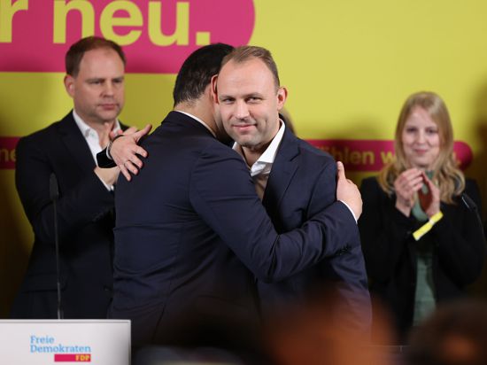 FDP-Spitzenkandidat Sebastian Czaja wird trotz der schwachen Zahlen in Berlin von Generalsekretär Bijan Djir-Sarai umarmt.