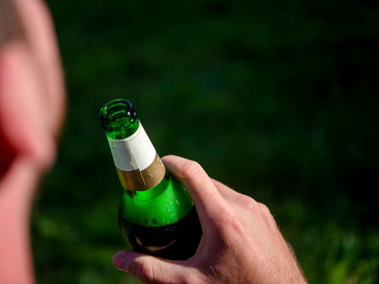 Alkoholabhängigkeit ist ein häufiger Grund für eine Reha – Männer sind öfter betroffen als Frauen.