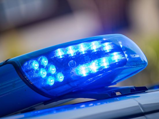 Ein Blaulicht ist auf dem Dach eines Polizeifahrzeugs zu sehen. Die Polizei Osnabrück berichtet von Schüssen in der Nähe einer Grundschule.
