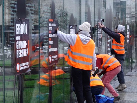 Klimaaktivisten der „Letzten Generation“ beschmieren die gläserne Grundgesetz-Skulptur im Regierungsviertel und kleben Plakate darauf.